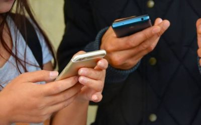 Chile aprueba ley que prohíbe uso de celulares en colegios