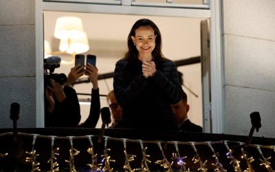 María Corina Machado llega a Oslo; abraza a simpatizantes que la esperaban afuera del hotel