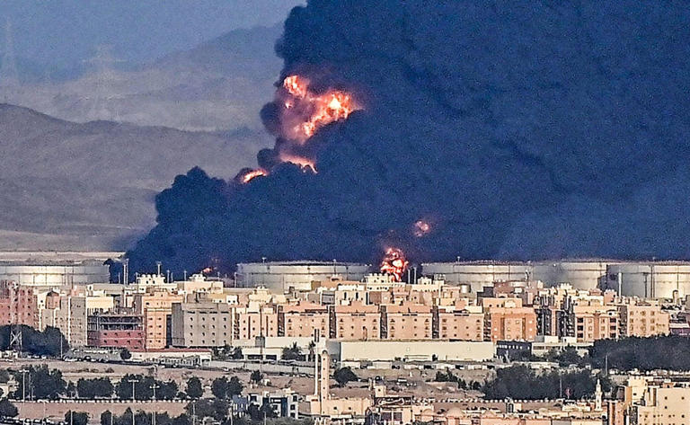 Arabia Saudita bombardea Yemen por embarque de armas para separatistas