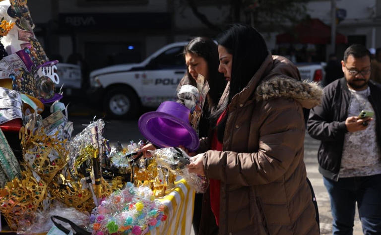 Pese a operativo, decenas de vendedores ambulantes se instalan en Paseo de la Reforma