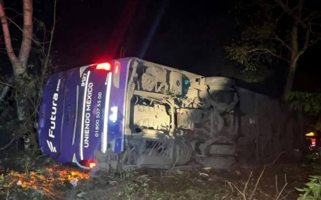 Autobús cae a barranco en Tlanchinol, Hidalgo; hay cinco muertos