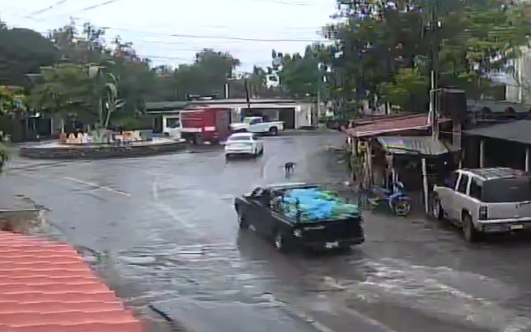 Identifican 5 vehículos implicados en explosión en Coahuayana; escoltaron al coche bomba