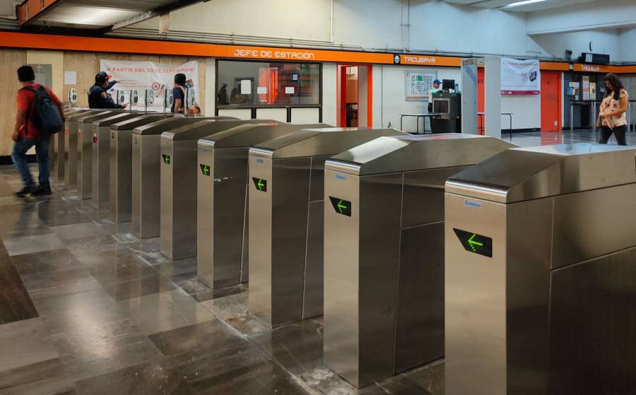Metro capitalino moderniza accesos con instalación de puertas automáticas