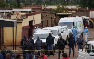 Hombres armados matan a 9 personas y hieren a 10 en un pub en Sudáfrica