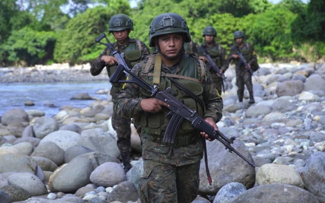 Militar de Guatemala resulta herido en enfrentamiento con narcos mexicanos en la frontera