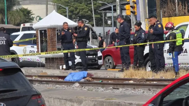 Tren arrolla a persona en inmediaciones del Hospital La Raza