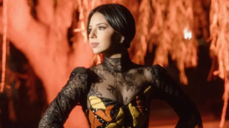 Ángela Aguilar se arrodilla ante un recinto lleno y calla rumores de baja venta