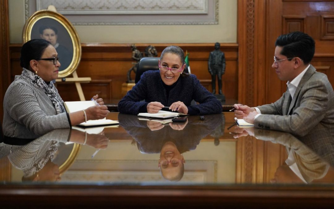 Sheinbaum habla con el Papa León XIV y lo invita a México