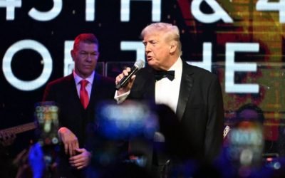 Trump atribuye a la aspirina moretones en sus manos y niega dormirse en público