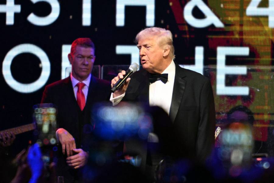 Trump atribuye a la aspirina moretones en sus manos y niega dormirse en público