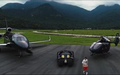 Neymar y su colección de lujo de Batman que incluye un avión privado, un helicóptero y un Batimóvil