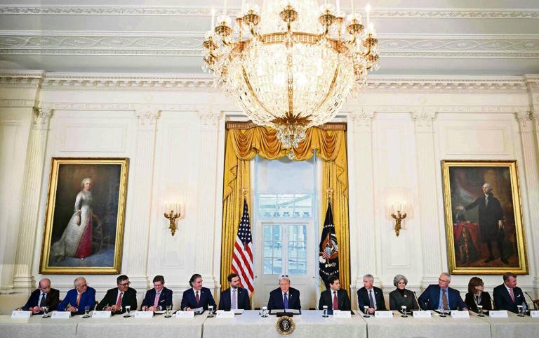Firma Trump decreto para proteger ganancias por petróleo de Venezuela retenidas por EU