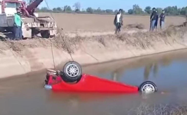 Cuatro jóvenes fallecen al caer vehículo a un canal de riego en Sonora