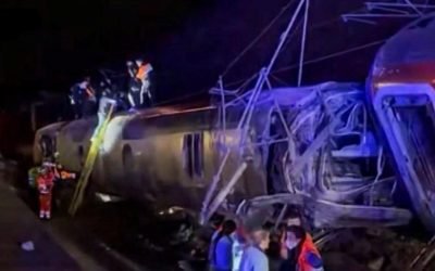 Descarrilan dos trenes de alta velocidad en el sur de España; el accidente deja al menos 21 muertos