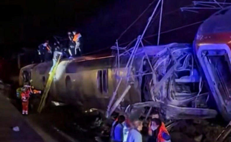 Descarrilan dos trenes de alta velocidad en el sur de España; el accidente deja al menos 21 muertos