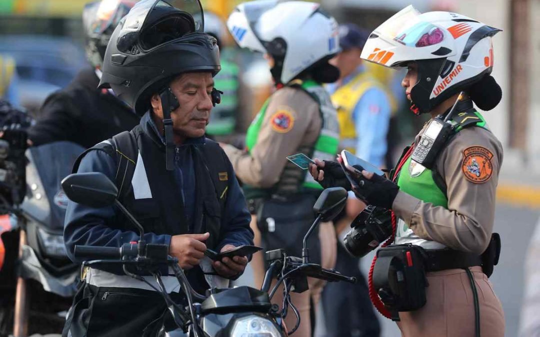 Prohíben en Perú que circulen en moto 2 personas para frenar ataques criminales.
