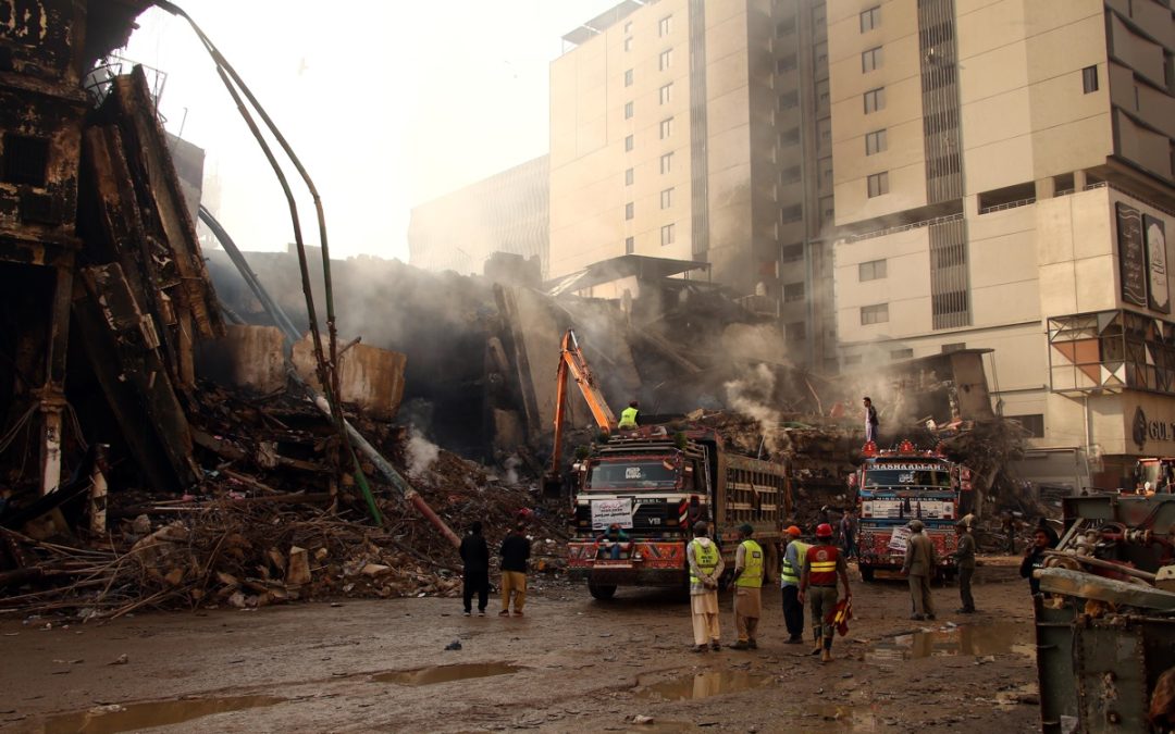 Da por muertos Pakistán a los 85 desaparecidos del incendio en un centro comercial