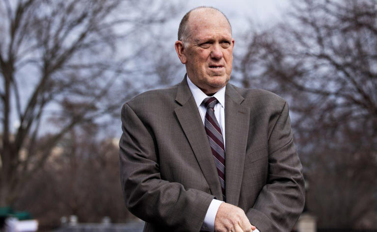 Envía Trump al «duro» Zar Antiinmigración a Minneapolis para frenar a sus rivales gobernantes Demócratas quienes, según él, azuzan las protestas contra ICE.