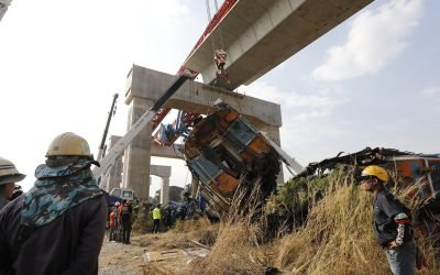 Fallecen 32 personas y decenas quedan heridos tras caer una grúa sobre un tren en Tailandia
