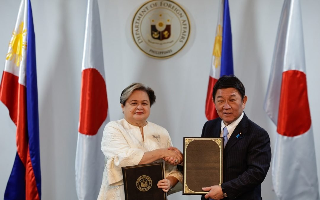 Firman Japón y Filipinas un pacto en defensa en medio de tensiones regionales