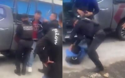 Policías de García, NL, golpean a joven ciclista