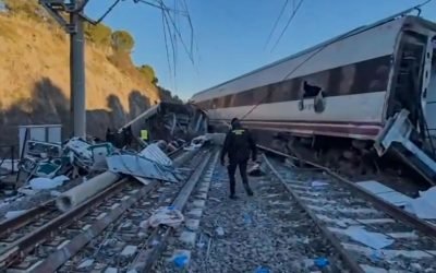 Se eleva a 40 número de muertos en el accidente de trenes en España
