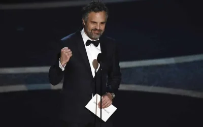 Mark Ruffalo señala a Donald Trump como delincuente en los Globos de Oro 2026