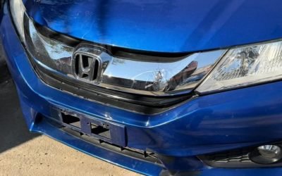 Revelan momento en que auto embiste a motociclista y lo arrastra por calles de Iztapalapa