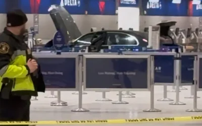 Auto se estrella contra entrada a aeropuerto en Detroit y causa seis heridos