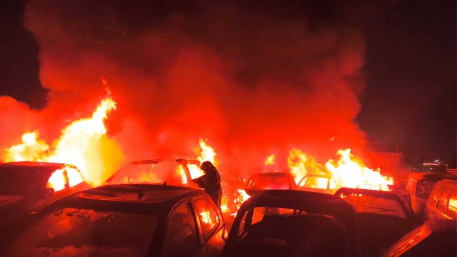 Siniestro en Iztapalapa deja decenas de autos calcinados durante el arranque de 2026
