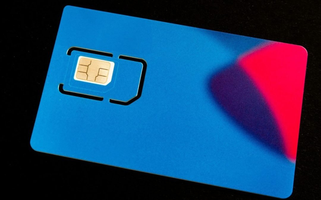 Ya ofertan chips con CURP piratas para celulares en redes y mercado informal.
