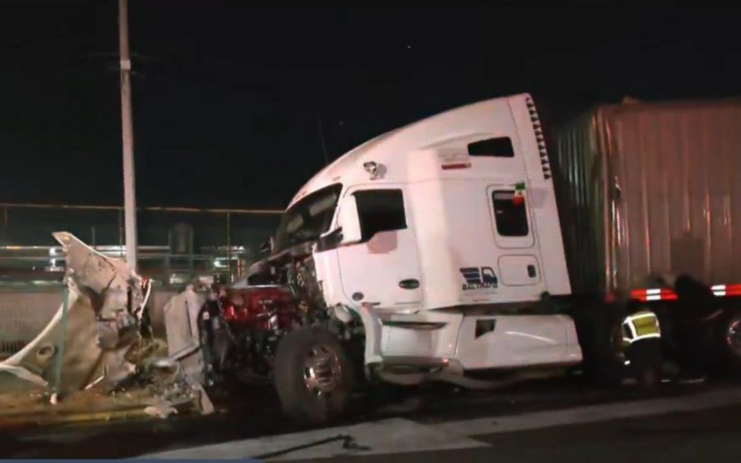 Roban tráiler sobre la México-Querétaro, los persiguen y chocan contra caseta de Tepotzotlán