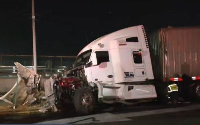 Roban tráiler sobre la México-Querétaro, los persiguen y chocan contra caseta de Tepotzotlán