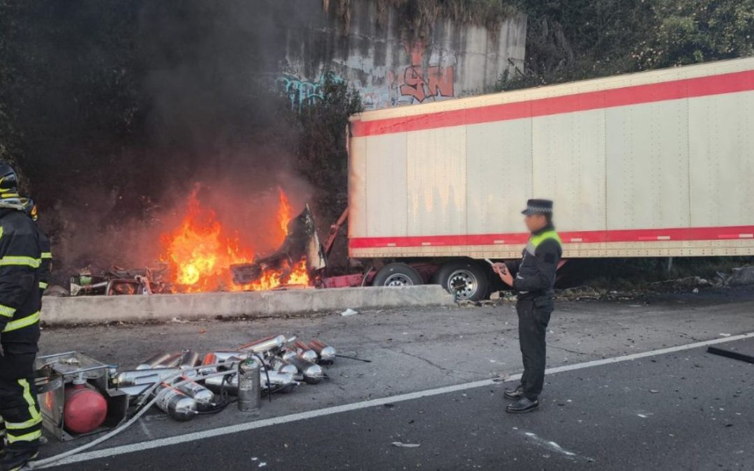 Tráiler choca y se incendia sobre la autopista México-Toluca