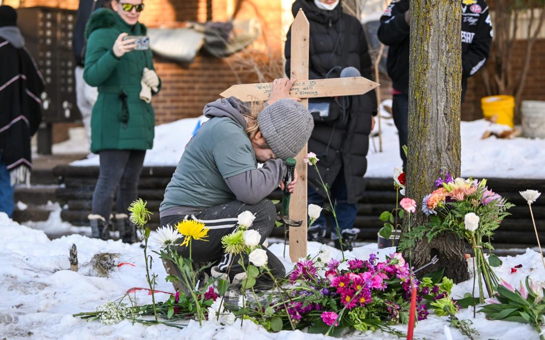 Multitud llora a mujer muerta a tiros por ICE mientras crecen tensiones con Trump