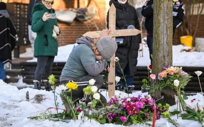 Multitud llora a mujer muerta a tiros por ICE mientras crecen tensiones con Trump