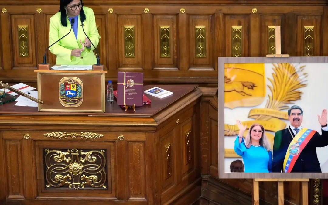 Promueve Delcy Rodríguez nueva política en Venezuela respecto a la industria petrolera