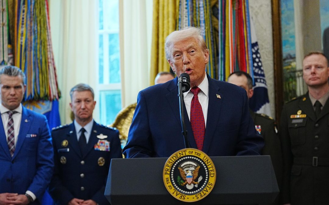 Trump reconoce que cierra los ojos en las reuniones con su gabinete porque son “aburridísimas”