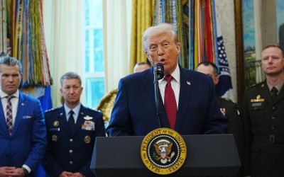 Trump reconoce que cierra los ojos en las reuniones con su gabinete porque son “aburridísimas”