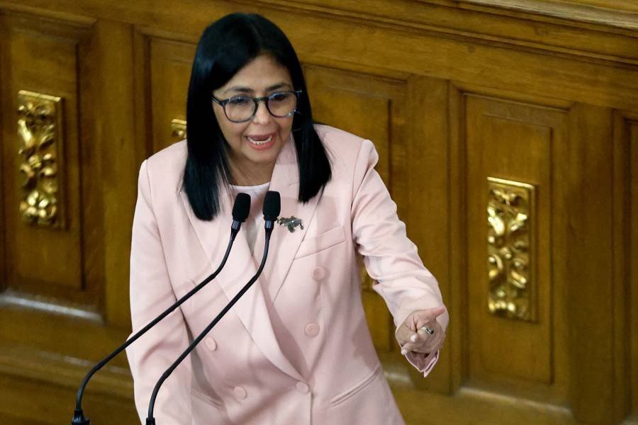 Reconocen Militares de Venezuela a Delcy Rodríguez como presidenta encargada