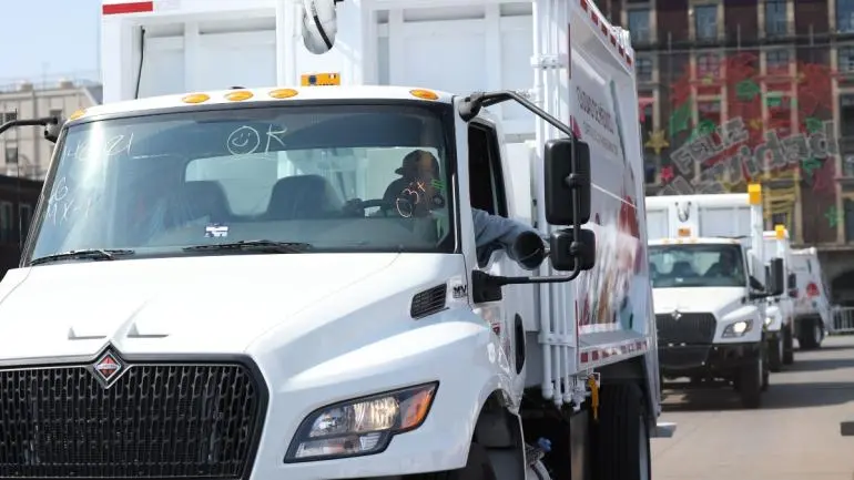 Entrega Brugada los primeros 50 camiones recolectores de residuos