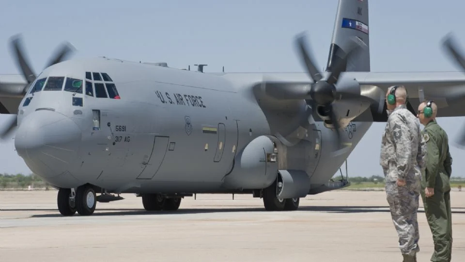 Aterriza en Toluca avión de la Fuerza Aérea de EU