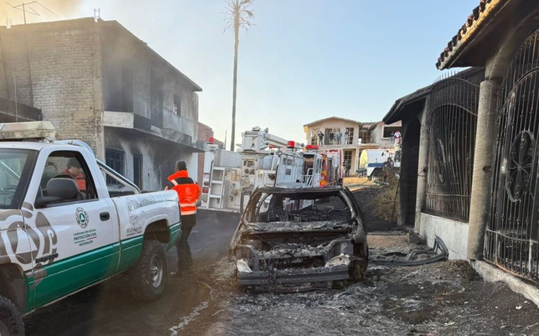 Incendio consume presunta bodega de huachicol en Michoacán