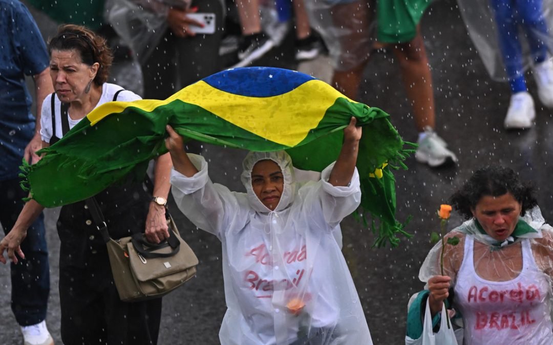 Rayo cae durante manifestación a favor de Bolsonaro; hay varios heridos