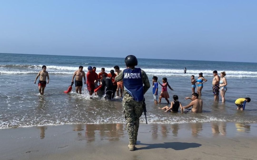 Evitan Marinos que 4 personas se ahogaran en Zihuatanejo.