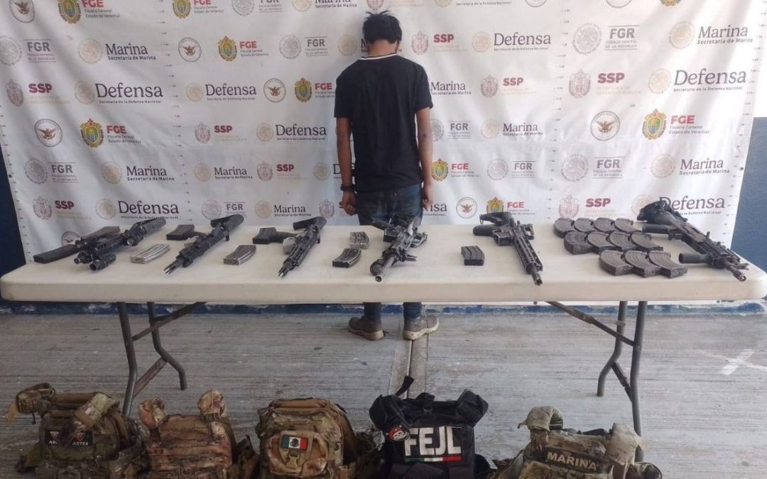 Arrestan a menor de edad en Veracruz; aseguran armas y equipo táctico