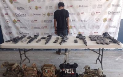 Arrestan a menor de edad en Veracruz; aseguran armas y equipo táctico