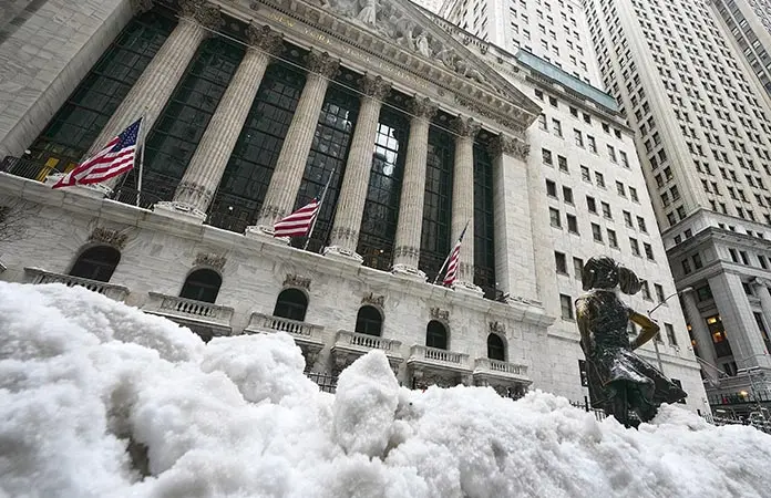 Mercado de EU avanza y el oro alcanza récord