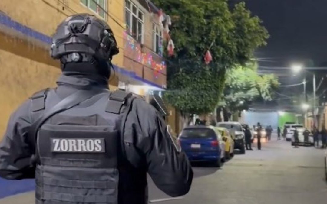 Sujeto amenaza con arma a su esposa; policías CDMX lo abaten