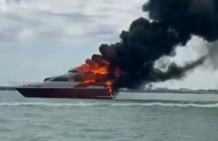 Se incendia embarcación en Puerto Progreso